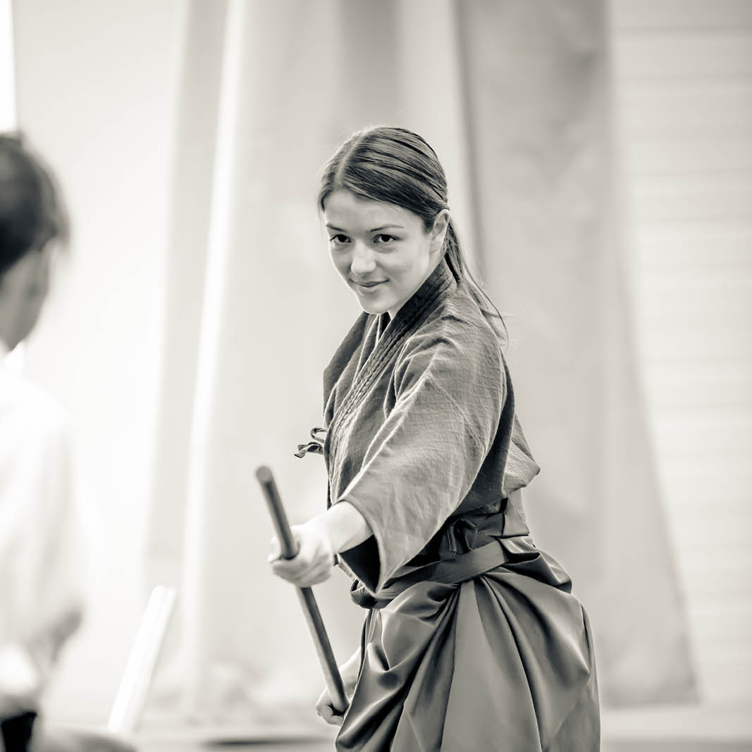 femme qui pratique l'aikido avec un baton